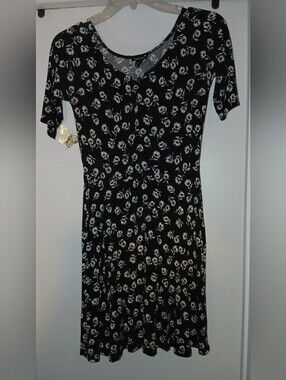 Pre-loved Women's Black Floral Fit-and-Flare Dress.